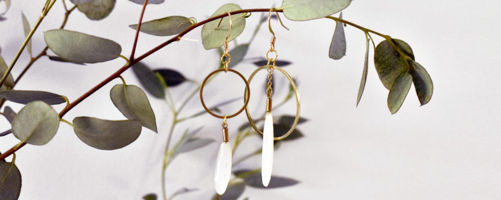 La tendance des bijoux asymétriques : artisanat, fait-main, créateur