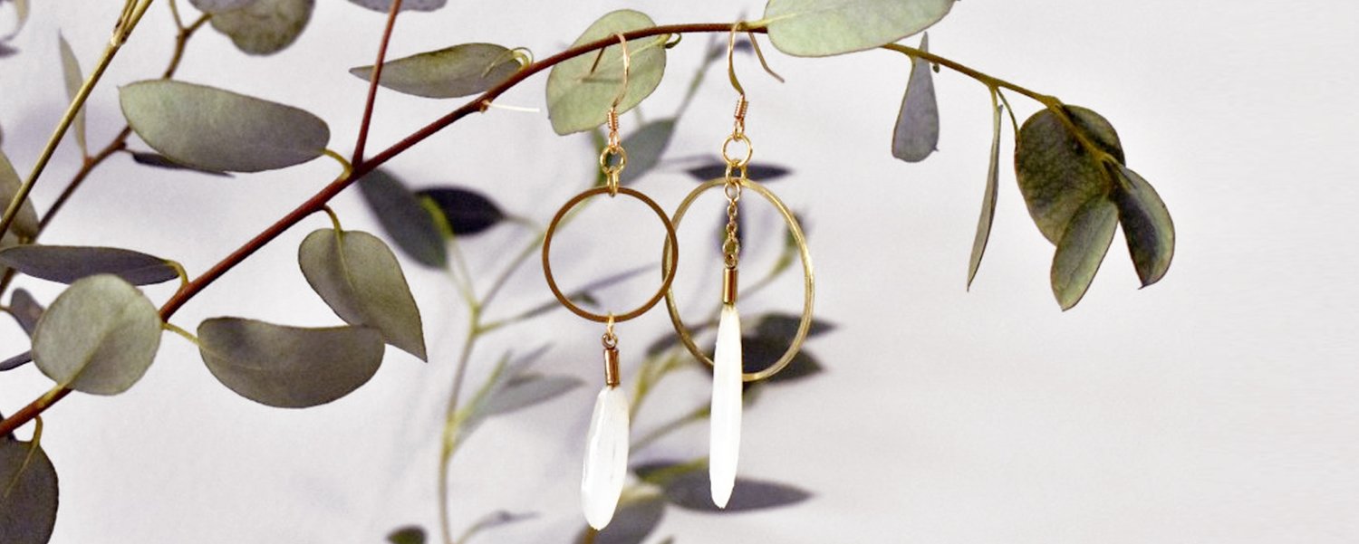 La tendance des bijoux asymÃ©triques portÃ©e par lâartisanat