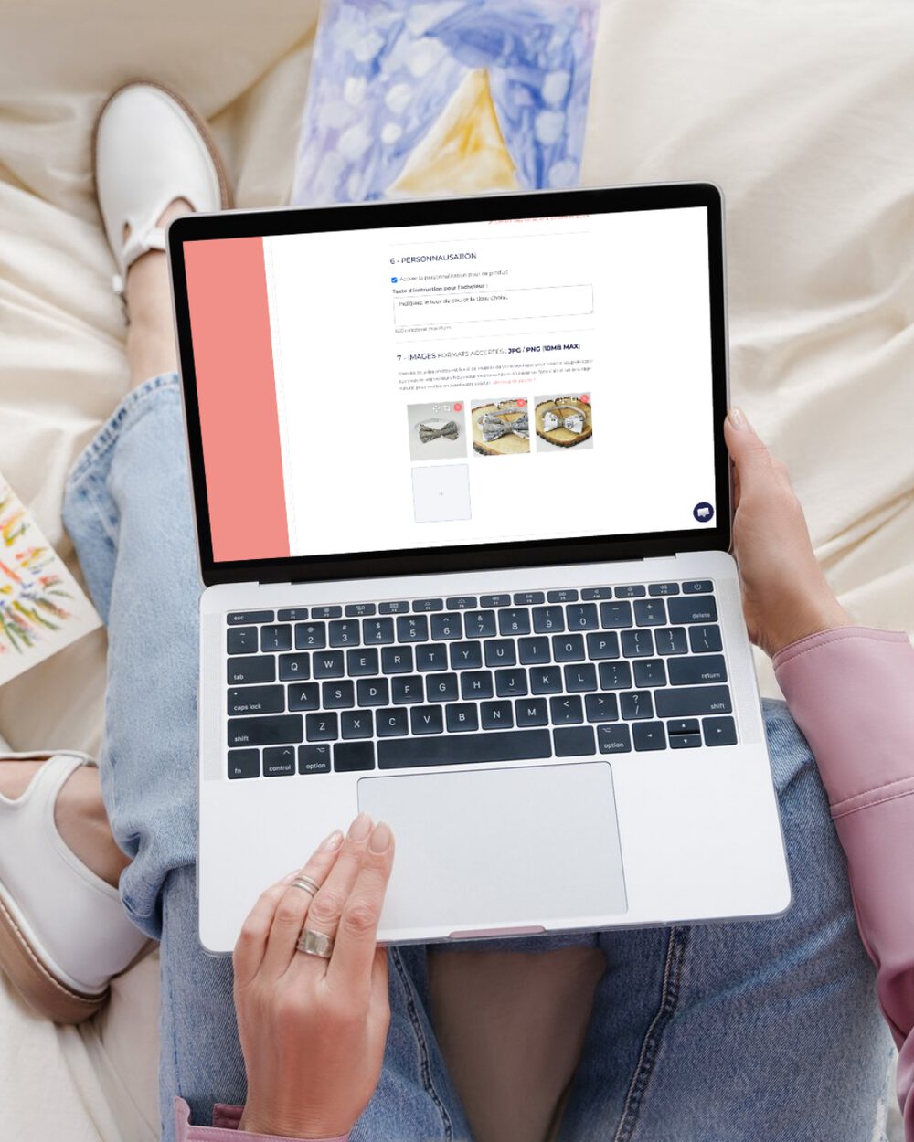 Une vendeuse met un produit en ligne depuis son espace boutique Un Grand Marché